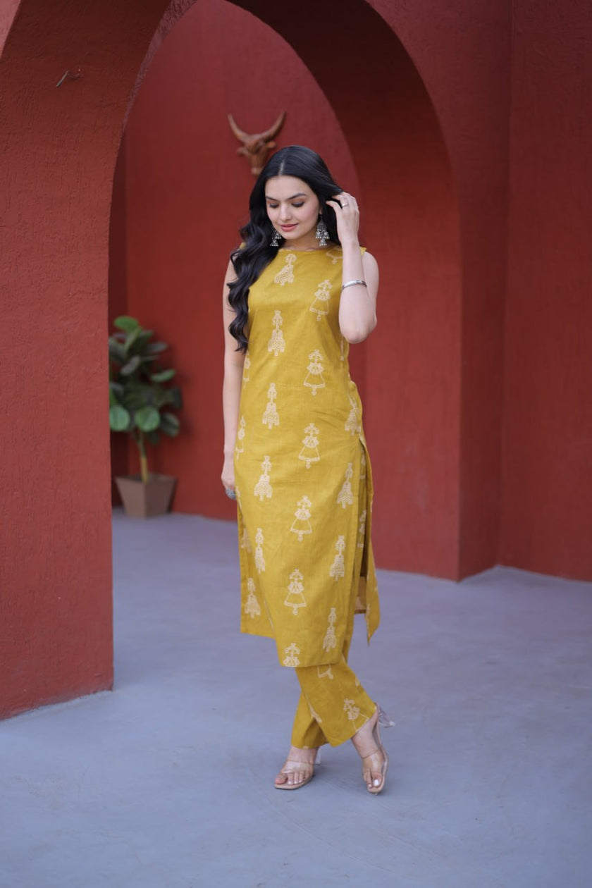 Sleeveless Printed Kurta Pant Set.
