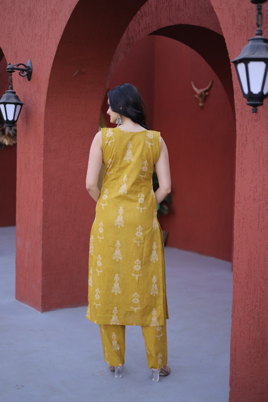 Sleeveless Printed Kurta Pant Set.