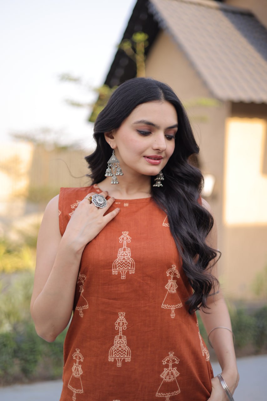 Sleeveless Printed Kurta Pant Set.