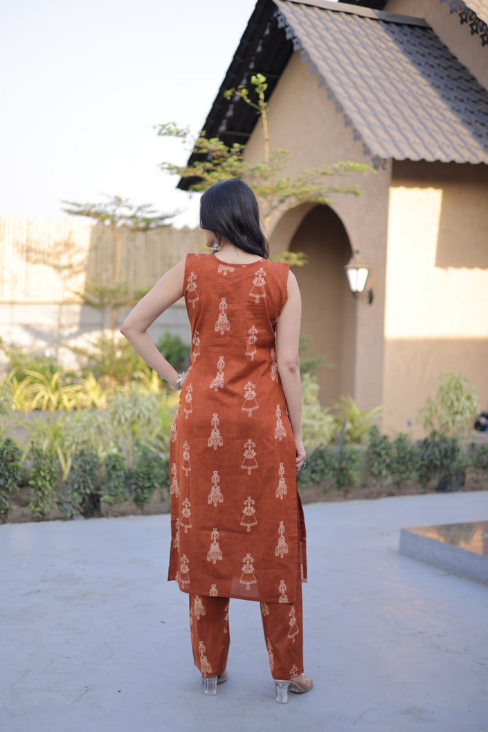Sleeveless Printed Kurta Pant Set.