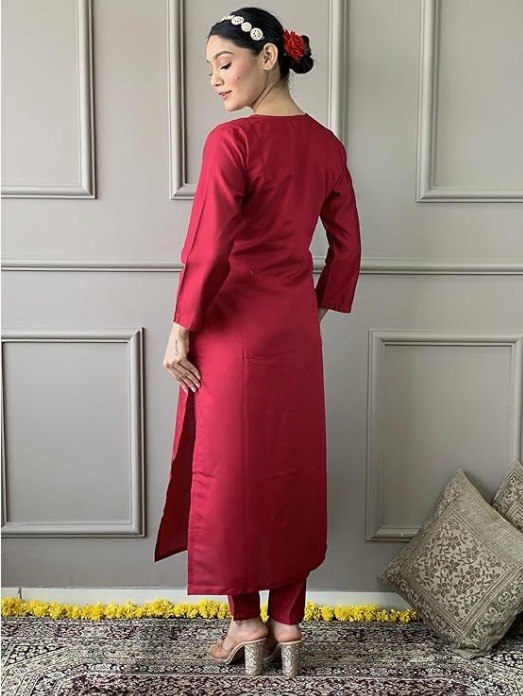 Women’s Pink Embroidered Kurta Pant Set with Floral Organza Dupatta.