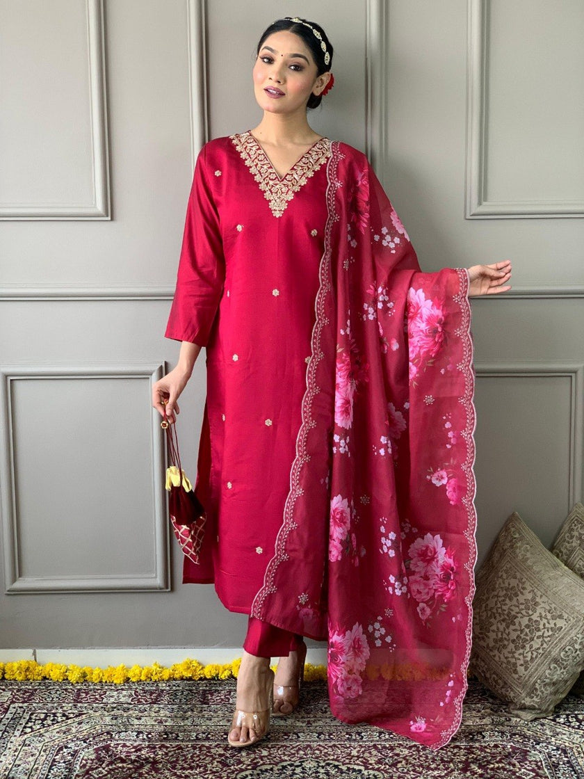 Women’s Pink Embroidered Kurta Pant Set with Floral Organza Dupatta.