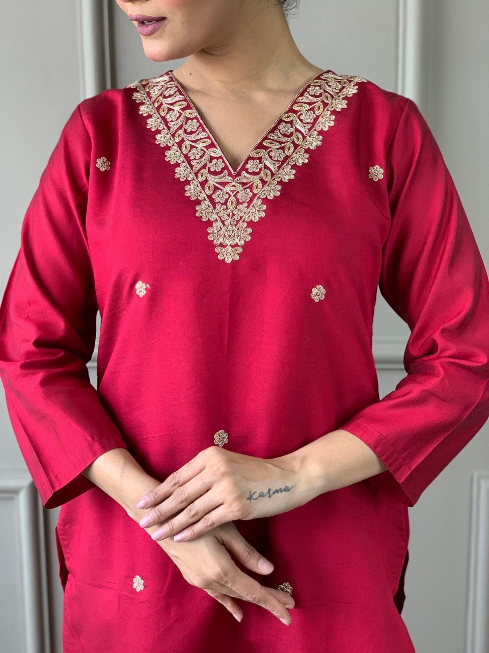 Women’s Pink Embroidered Kurta Pant Set with Floral Organza Dupatta.