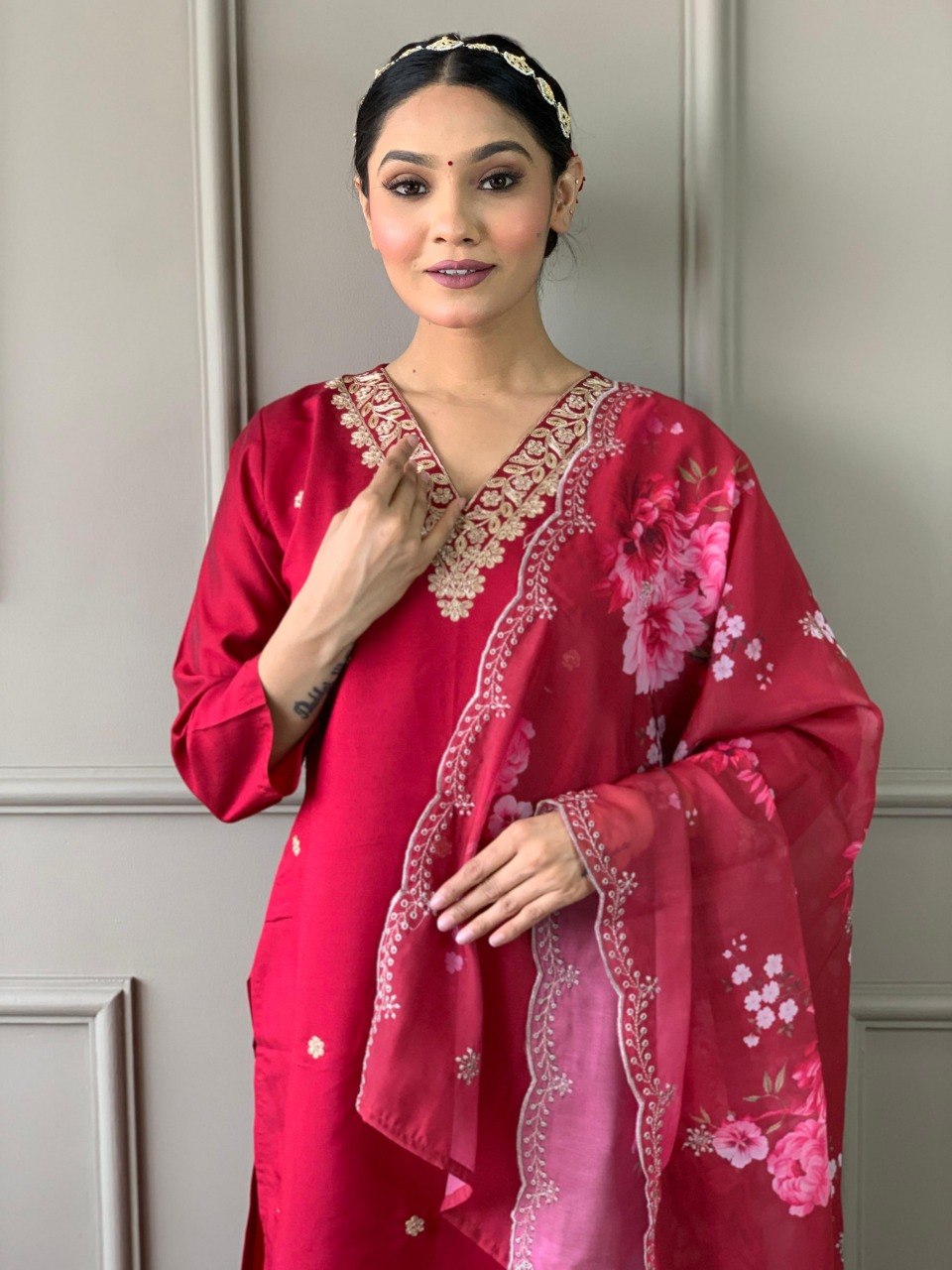 Women’s Pink Embroidered Kurta Pant Set with Floral Organza Dupatta.