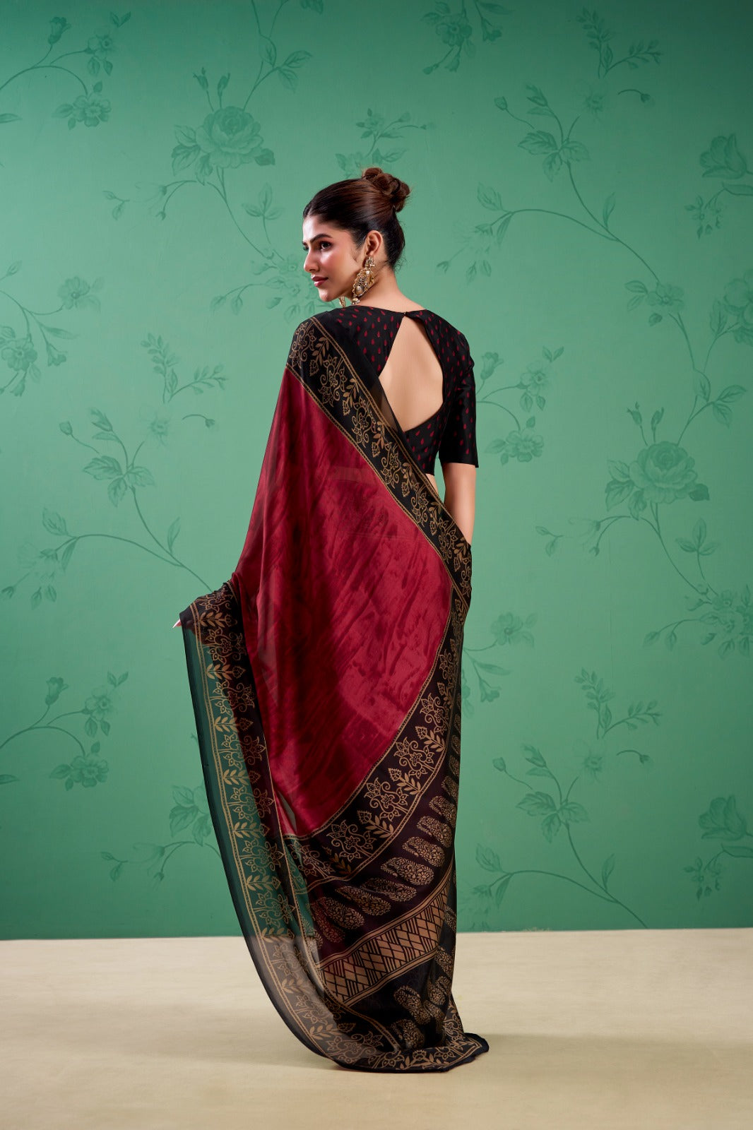 Elegant Ethnic Saree with Rich Woven Border Design.