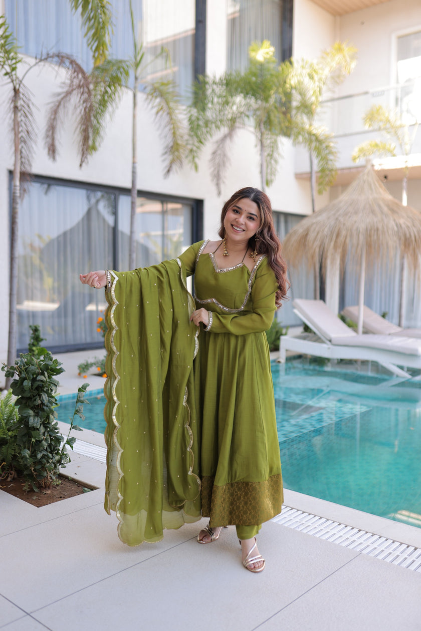 Premium Flared Ethnic Wear Anarkali Dress With Beautiful Dupatta & Elegant Look.
