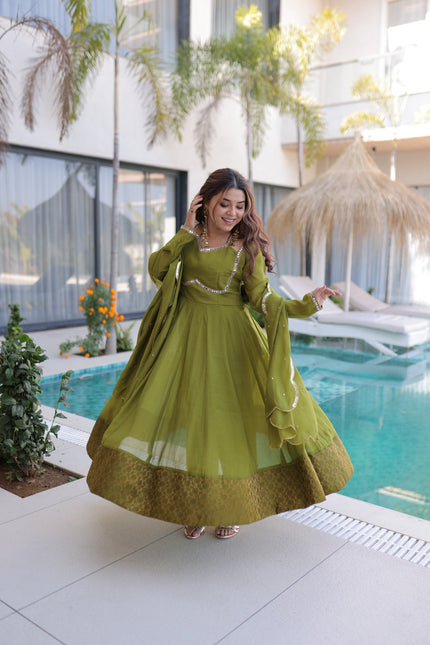 Premium Flared Ethnic Wear Anarkali Dress With Beautiful Dupatta & Elegant Look.