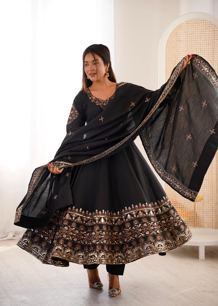Premium Quality Ethnic Anarkali Suit With Elegant Dupatta For Wedding & Festive Fashion .